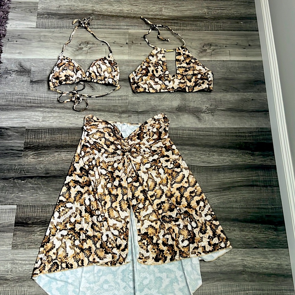 🐍 VENUS 3 Pc Set 🐍 2 bikini tops & cover up